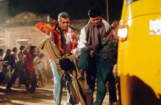 Naseeruddin Shah and Kay Kay in Bhopal Express