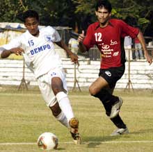 Dempo striker Clifford Miranda gets the ball past Mahindra captain Khalid Jamil